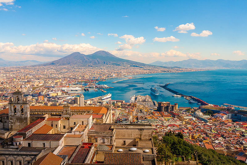 ナポリの見どころと日帰りで行ける周辺の人気スポットをご紹介 イタリア旅行専門店トゥッタ イタリア